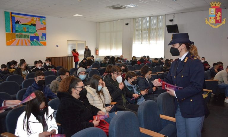 La Polizia di Vibo nelle scuole in occasione della Festa delle donne