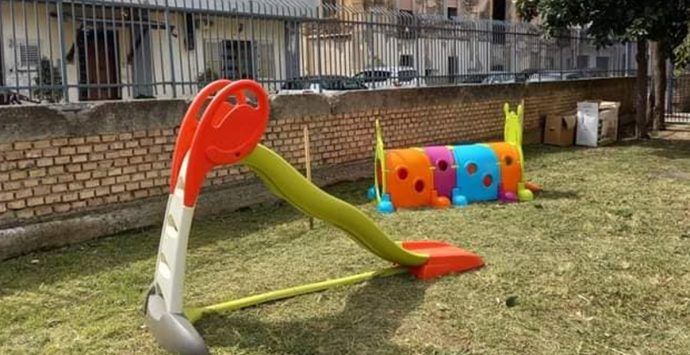 Nicotera Marina, installati i nuovi giochi nel giardino della scuola dell’infanzia