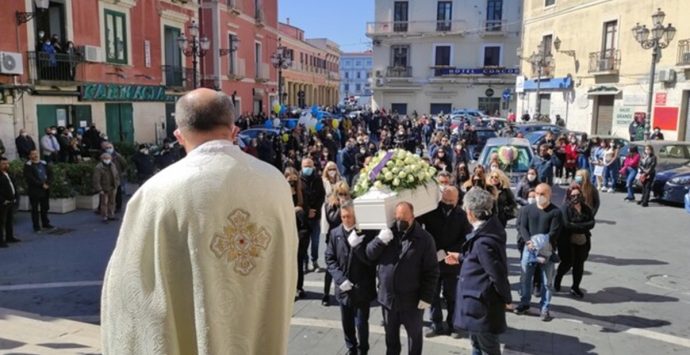 I funerali della bimba ucraina investita e uccisa: «Davanti alla salma chiediamo pace» – Video