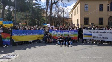 Guerra in Ucraina, dalle scuole di Vibo appello alla pace: in piazza 400 studenti -Video