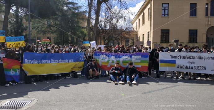 Guerra in Ucraina, dalle scuole di Vibo appello alla pace: in piazza 400 studenti -Video