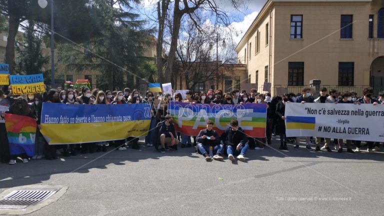 Guerra in Ucraina, dalle scuole di Vibo appello alla pace: in piazza 400 studenti -Video