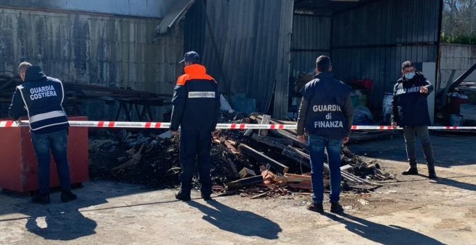 Vibo, scorie industriali smaltite lungo il torrente Sant’Anna: sequestrata un’azienda – Video