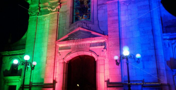 La chiesa di Serra San Bruno si illumina in occasione della Giornata delle malattie rare