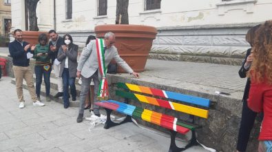 A Soriano una panchina arcobaleno per dire no alle discriminazioni