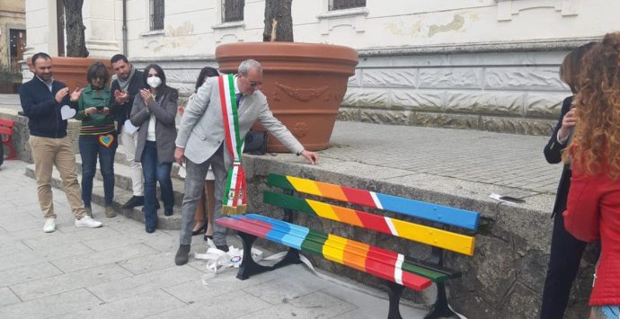 A Soriano una panchina arcobaleno per dire no alle discriminazioni