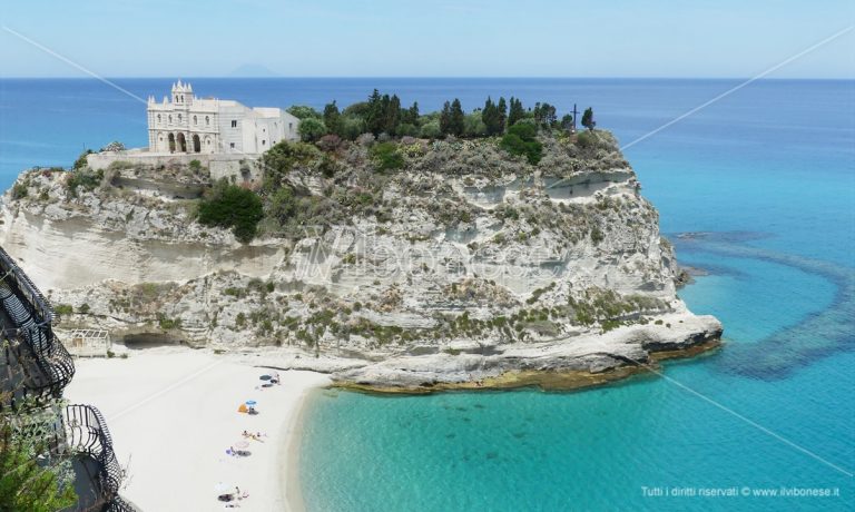 A Tropea è ancora estate: sole e caldo e tanta gente in spiaggia