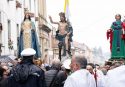 Affruntata a Vibo, portantino inciampa e la statua del Cristo Risorto rischia di cadere ma gli altri la mantengono e il rito si compie