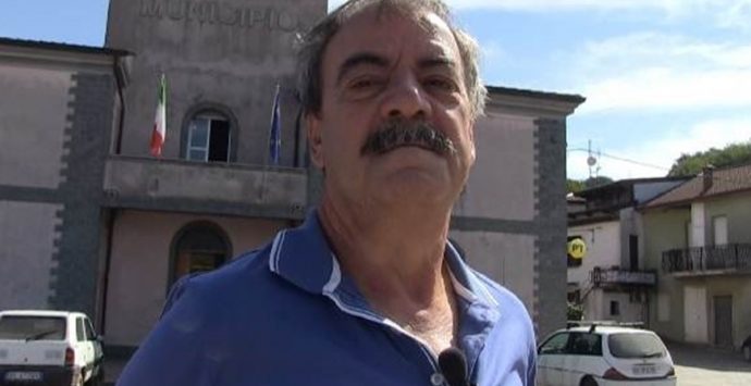 Brognaturo, avviata raccolta firme per intitolare il municipio all’ex sindaco Cosmo Tassone