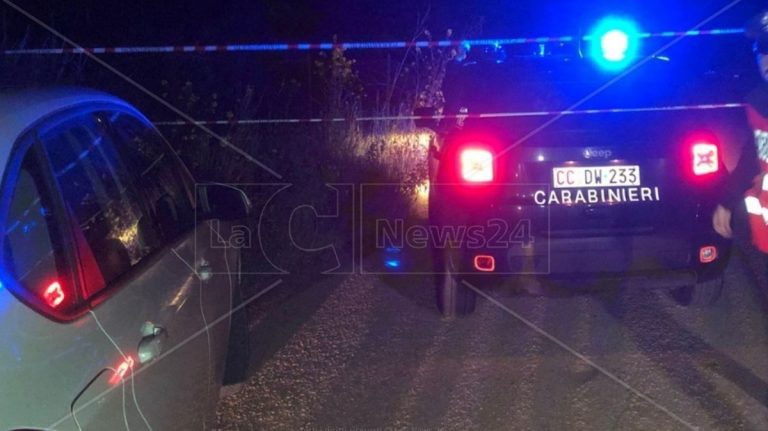 Uccisi e lasciati in auto: lui nel portabagagli e lei al posto del passeggero