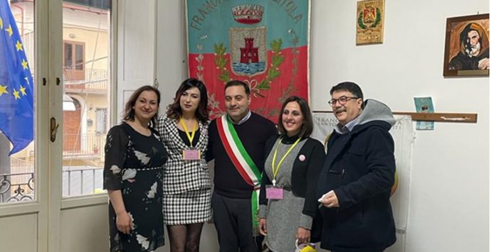 Inaugurata a Francavilla Angitola la panchina gialla per la cura dell’endometriosi