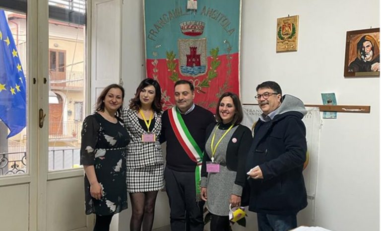 Inaugurata a Francavilla Angitola la panchina gialla per la cura dell’endometriosi