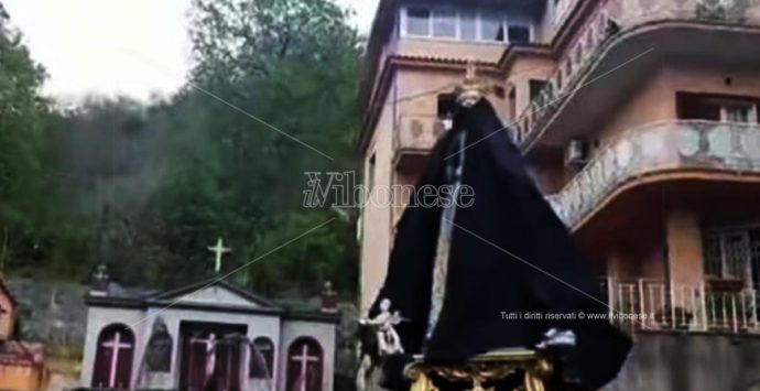 Processioni a Soriano: la statua della Madonna portata in spalla da soggetti noti alle forze dell’ordine