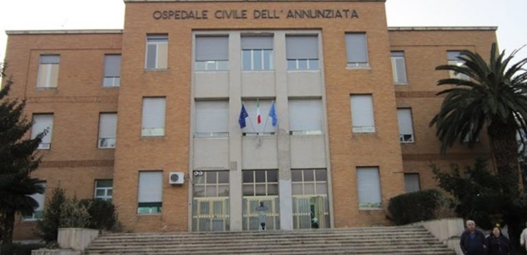 Covid, focolaio in più reparti dell’ospedale di Cosenza: niente visite ai pazienti