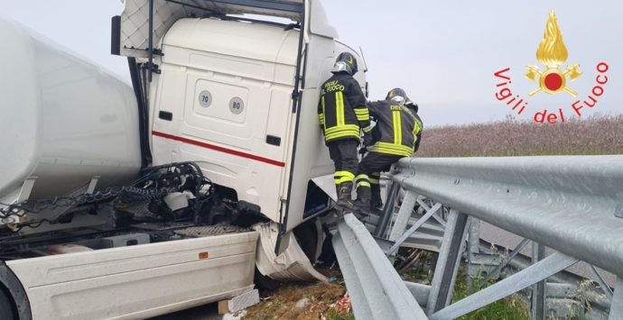 Incidente sull’A2, autocisterna finisce contro il guardrail: ferito il conducente