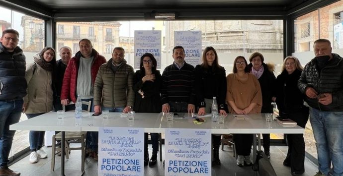 “Serra al Centro” e “Per Serra Insieme” al sindaco: «Ospedale, basta passerelle»