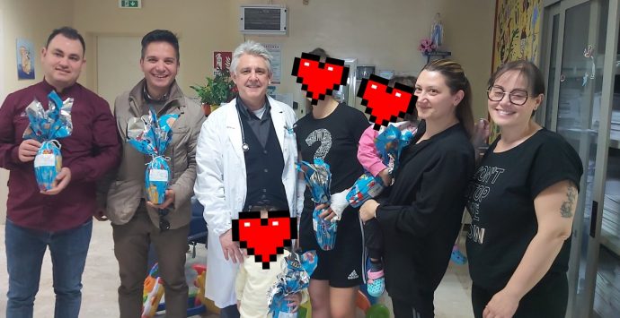 Pediatria di Vibo, la Pro loco dona uova pasquali ai piccoli pazienti – Foto