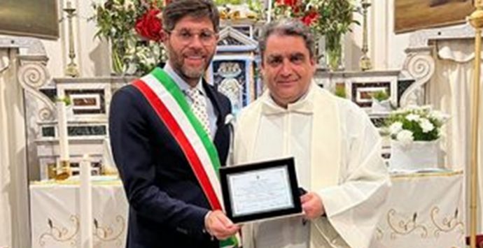 Gerocarne saluta don Antonio Pileggi, il sindaco Papillo: «Sensibile e presente»