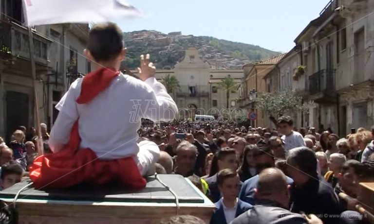 Riti pasquali, a Soriano torna la Cumprunta di zitieji con i bambini al posto delle statue