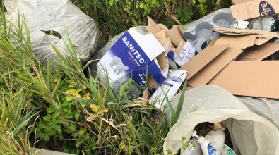 A Briatico è emergenza rifiuti: rinvenuta ancora spazzatura abbandonata per strada – Foto