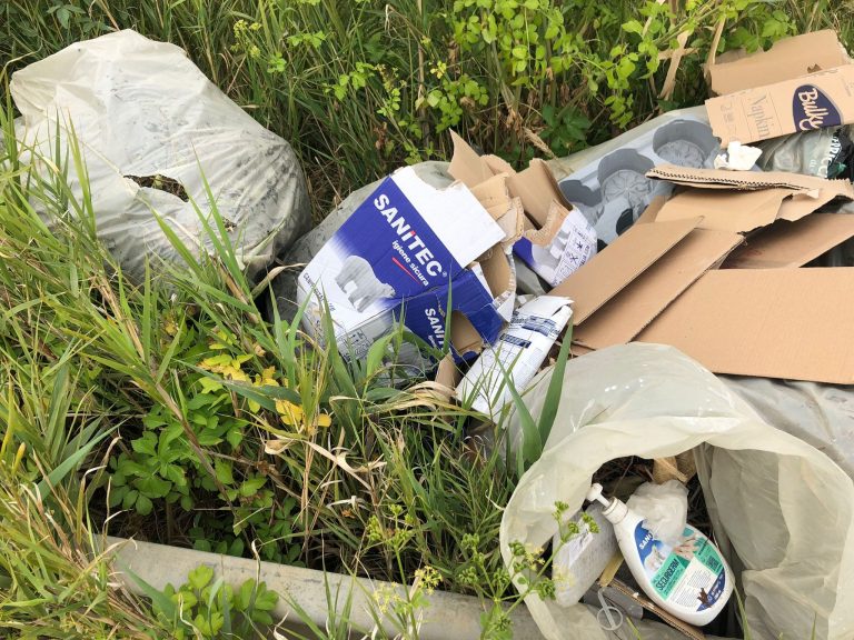 A Briatico è emergenza rifiuti: rinvenuta ancora spazzatura abbandonata per strada – Foto