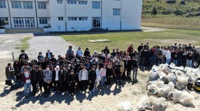 “Giornata del mare”: gli alunni del Nautico di Pizzo puliscono le spiagge