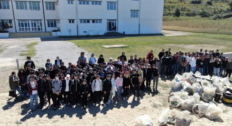 “Giornata del mare”: gli alunni del Nautico di Pizzo puliscono le spiagge