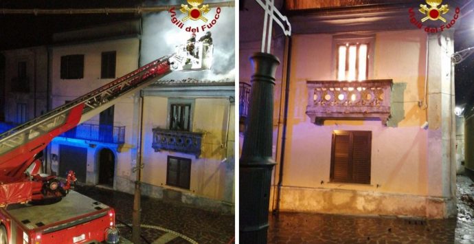 Vallelonga, va a fuoco la canna fumaria e scoppia un incendio in casa