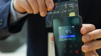Blocco dei pagamenti con carte e bancomat: tecnici al lavoro
