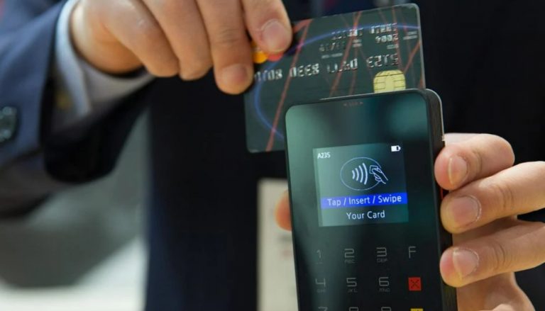 Blocco dei pagamenti con carte e bancomat: tecnici al lavoro