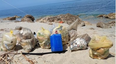 Santa Domenica, la spiaggia della Scalea ripulita da 80 chili di plastica dai volontari di Plastic free