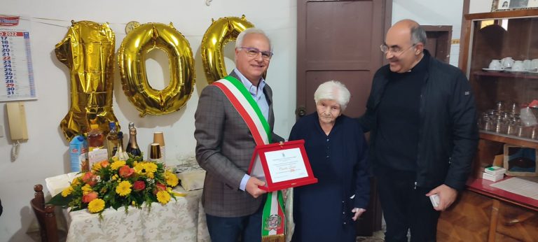 Festa a San Costantino Calabro per i 100 anni di Concetta Loscrì