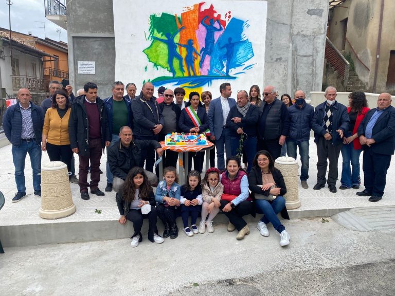 Pizzinni di Filandari, per la festa della mamma inaugurata una piazza con un murales