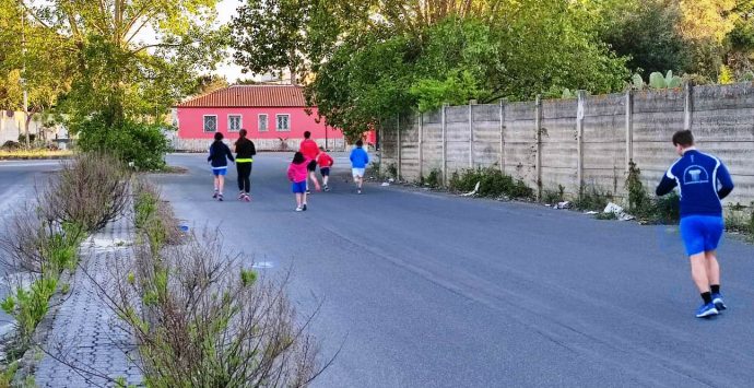 Vibo Valentia: la pista di atletica non c’è e i ragazzi si allenano per strada