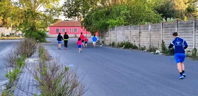 Vibo Valentia: la pista di atletica non c’è e i ragazzi si allenano per strada