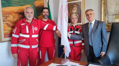 Pizzo, la Croce Rossa consegna al Comune una bandiera per l’8 maggio