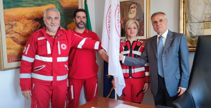 Pizzo, la Croce Rossa consegna al Comune una bandiera per l’8 maggio
