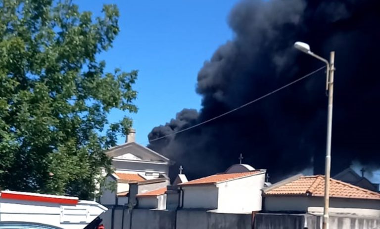 Grosso incendio al cimitero di Vena Superiore: molta la paura – Video