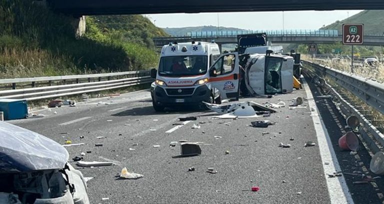 Autostrada, violento scontro tra due furgoni vicino lo svincolo di Mileto: feriti quattro giovani
