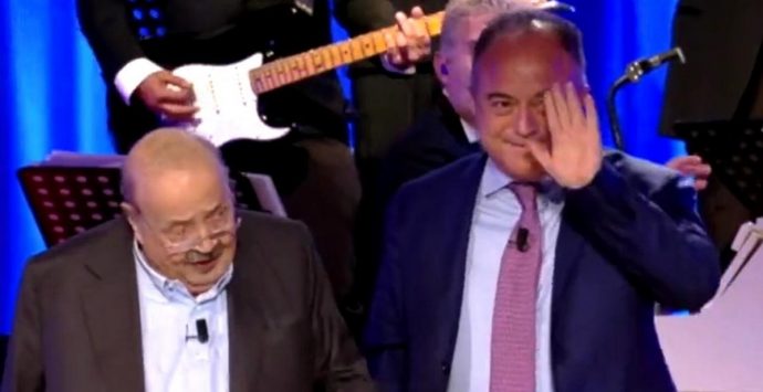 Standing ovation per Nicola Gratteri al Costanzo Show: e il procuratore si emoziona