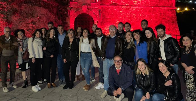 Giornata mondiale della Croce Rossa: Pizzo espone la bandiera e illumina il Castello