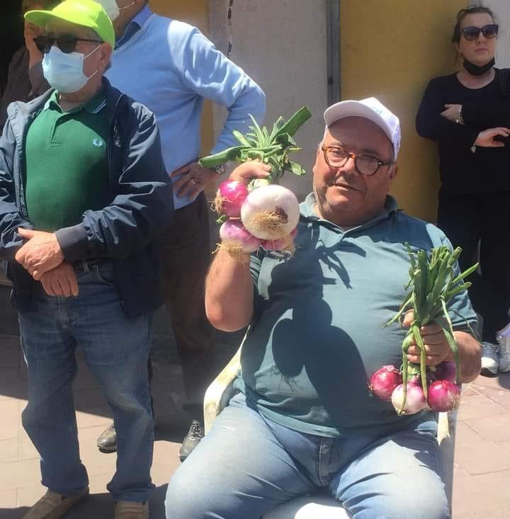 Il direttore della Corsa Rosa ha sostato ed è stato premiato a Mileto nel corso della Palmi-Scalea, accolto dall’“amico” Mimmo Bulzomì. Al suo fianco il vescovo Nostro 