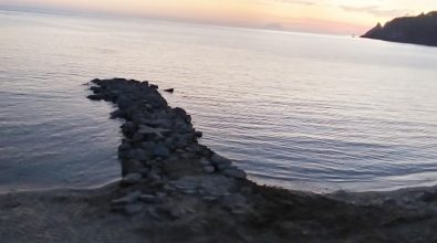 Santa Maria di Ricadi: dopo i lavori per interrare il tubo del depuratore cambia il panorama della costa – Foto