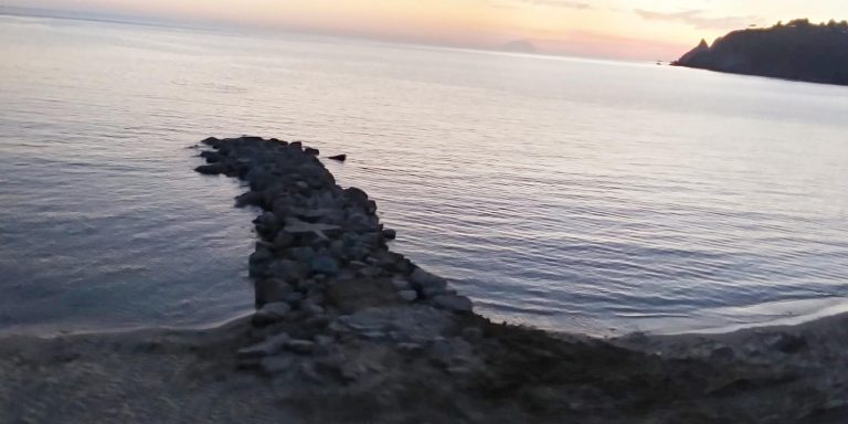 Santa Maria di Ricadi: dopo i lavori per interrare il tubo del depuratore cambia il panorama della costa – Foto