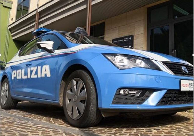 Ferito a colpi di pistola a Vibo mentre sale in auto, indaga la polizia