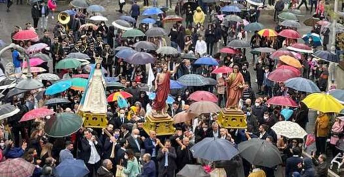 Acquaro, senza mascherina durante l’Affruntata: multe ai portantini tra cui il sindaco