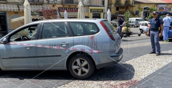 Donna accoltellata in pieno centro a Cosenza al termine di una violenta lite – Video