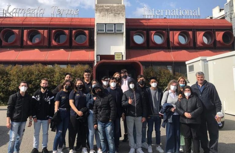 Gli studenti del Nautico di Pizzo in visita all’Aeroporto di Lamezia