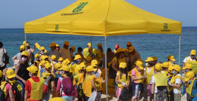 Santa Domenica, Legambiente e scuola insieme per ripulire la spiaggia di Formicoli – Foto