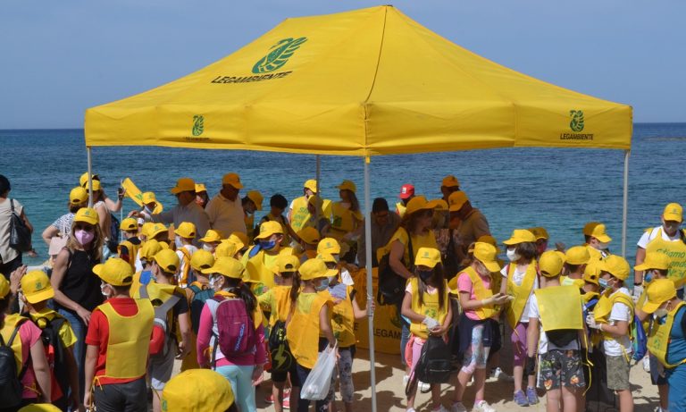 Santa Domenica, Legambiente e scuola insieme per ripulire la spiaggia di Formicoli – Foto